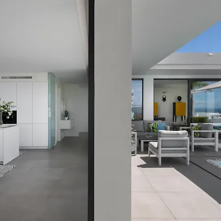 Modern 4br With Pool & Sea Views Villa